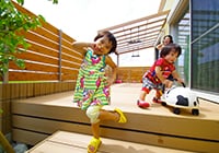 戸建て住宅のウッドデッキで遊ぶ子供たち