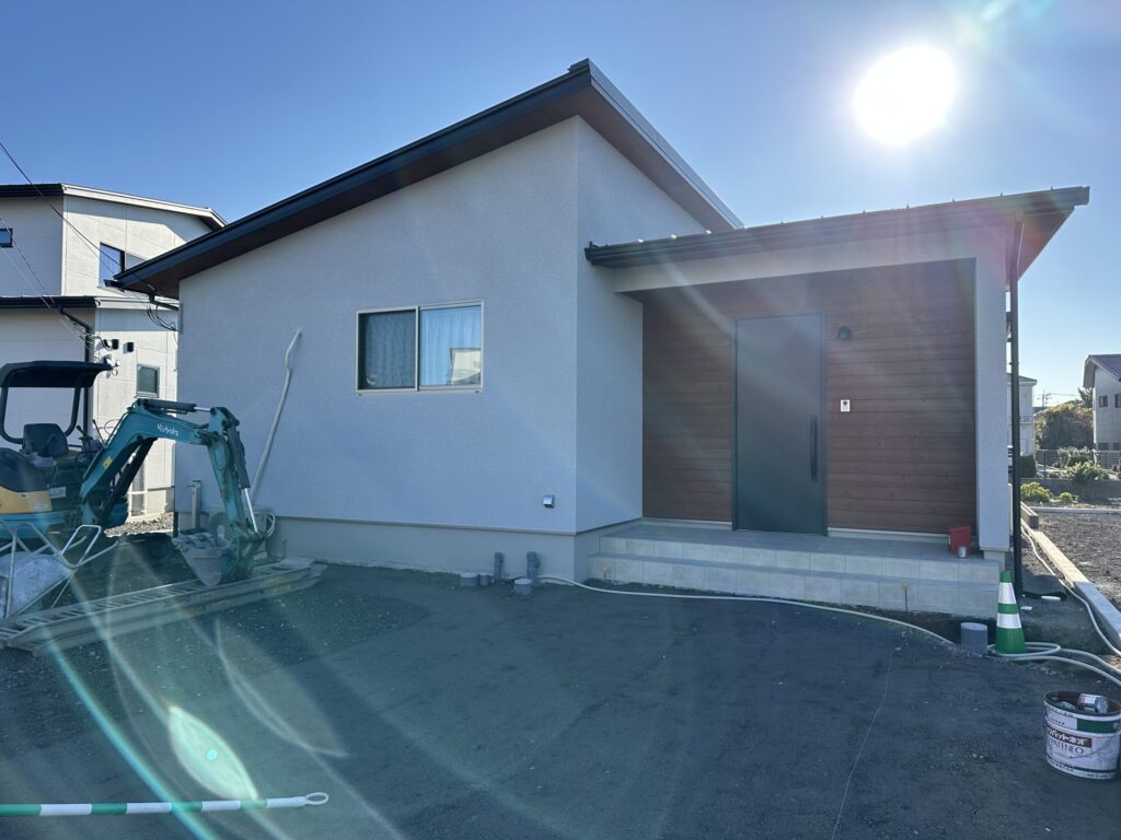 コンクリートに頼りすぎない、自然素材のエクステリア（富士市宮島・M様邸）