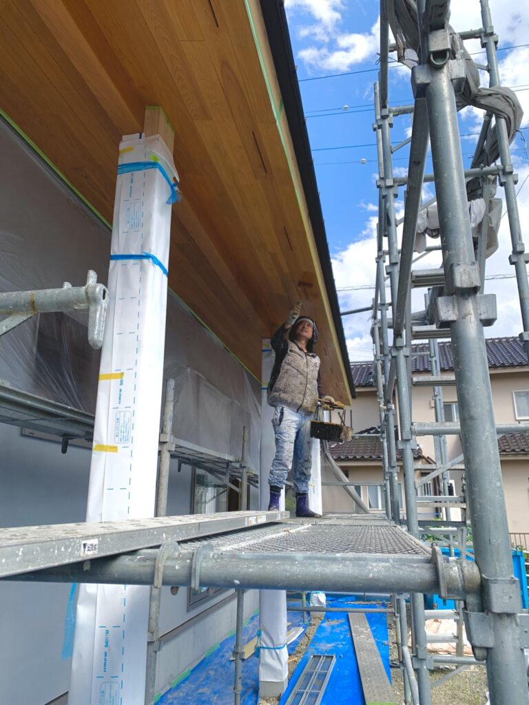 杉板の表情を引き出し、深みを演出