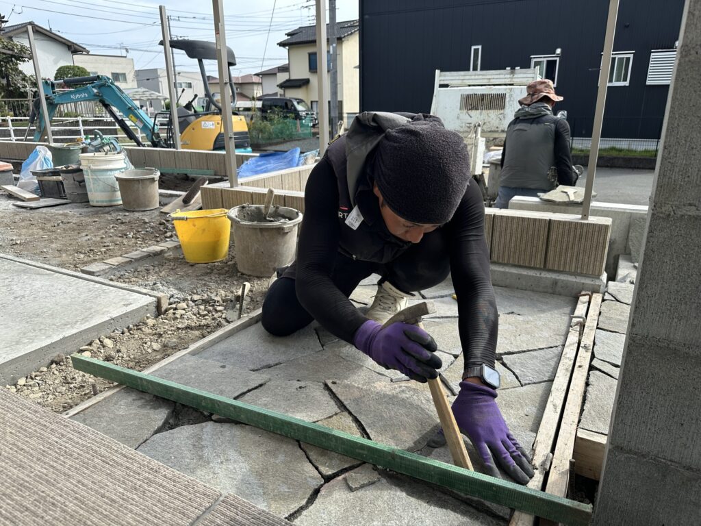 天然石のアプローチ