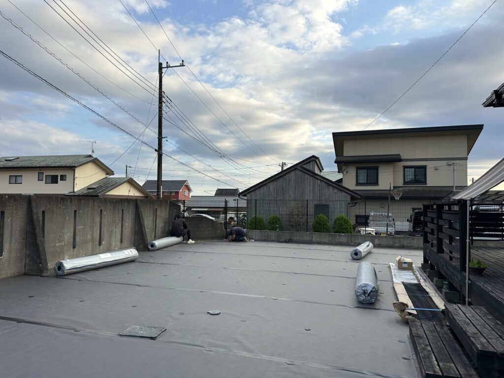 人工芝の防草シートの下地